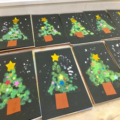 たんぽを使ってクリスマスツリー！《大阪市中央区心斎橋、長堀橋にある保育園》