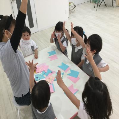 水曜日のカリキュラムは絵画、書道です！《大阪市中央区、にある学べる保育園HUGキッズ》