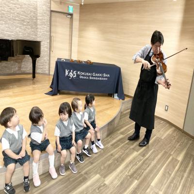 バイオリン体験にいきました《大阪市中央区心斎橋、長堀橋にある学べる保育園HUGキッズ、一時預かり、一時保育》