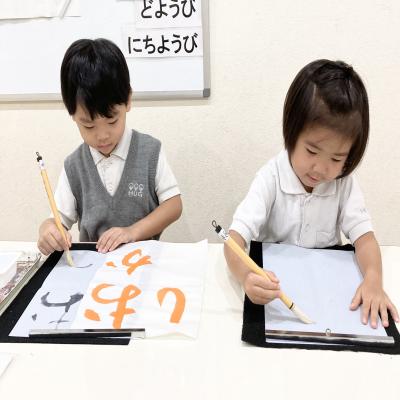 習字をしました《大阪市中央区心斎橋、長堀橋にある学べる保育園HUGキッズ、一時預かり》