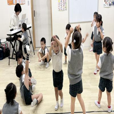 リトミックをしました！ 《大阪市中央区心斎橋、長堀橋にある学べる保育園HUGキッズ、一時預かり》