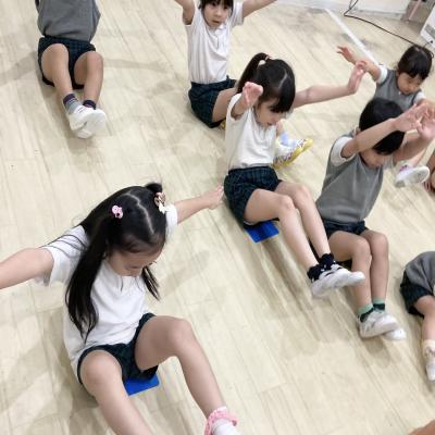 リトミックをしました！大阪市中央区心斎橋、長堀橋にある学べる保育園HUGキッズ、一時預かり