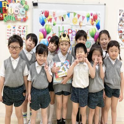 お誕生日会&バレンタイン製作 《大阪市中央区心斎橋、長堀橋にある学べる保育園HUGキッズ、一時預かり》