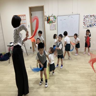 リトミックをしました♪《大阪市中央区心斎橋、長堀橋にある学べる保育園》