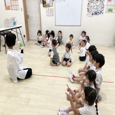 リトミック♪ 《大阪市中央区心斎橋、長堀橋にある学べる保育園HUGキッズ、一時預かり》