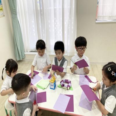 クラフトをしました。 《大阪市中央区心斎橋、長堀橋にある学べる保育園HUGキッズ、一時預かり》
