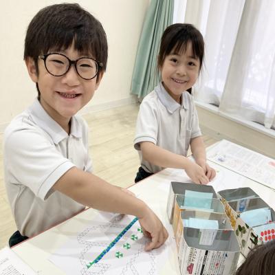シールワークをしました！《大阪市中央区心斎橋、長堀橋にある学べる保育園HUGキッズ、一時預かり》