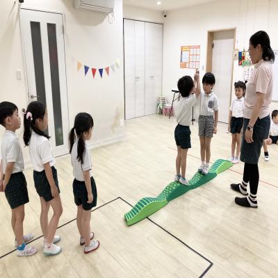 体操をしました。 《大阪市中央区心斎橋、長堀橋にある学べる保育園HUGキッズ、一時預かり》