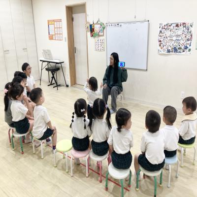 イングリッシュをしました。 《大阪市中央区心斎橋、長堀橋にある学べる保育園HUGキッズ、一時預かり》
