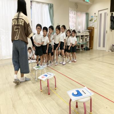ライカ先生のイングリッシュ！ 《大阪市中央区心斎橋、長堀橋にある学べる保育園HUGキッズ、一時預かり》