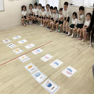 ライカ先生のイングリッシュ！ 《大阪市中央区心斎橋、長堀橋にある学べる保育園HUGキッズ、一時預かり》