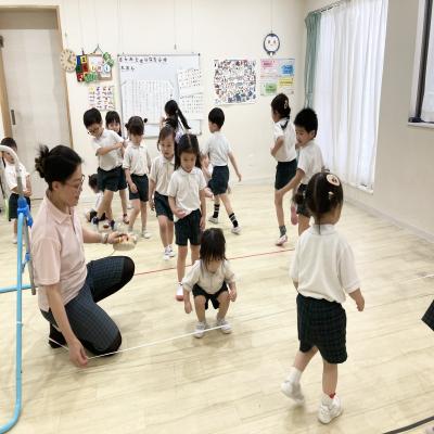 体操をしました！《大阪市中央区心斎橋、長堀橋にある学べる保育園HUGキッズ、一時預かり》