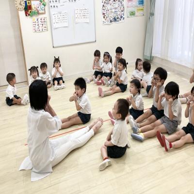リトミックをしました！ 《大阪市中央区心斎橋、長堀橋にある学べる保育園HUGキッズ、一時預かり》