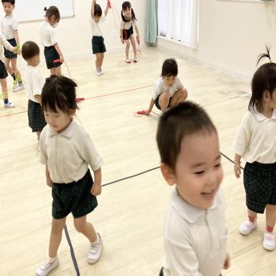 基礎運動をしました。 《大阪市中央区心斎橋、長堀橋にある学べる保育園HUGキッズ、一時預かり》