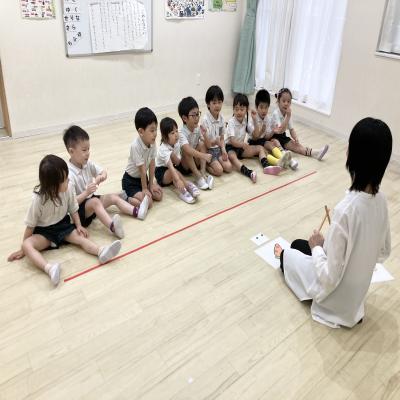 リトミック！ 《大阪市中央区心斎橋、長堀橋にある学べる保育園HUGキッズ、一時預かり》