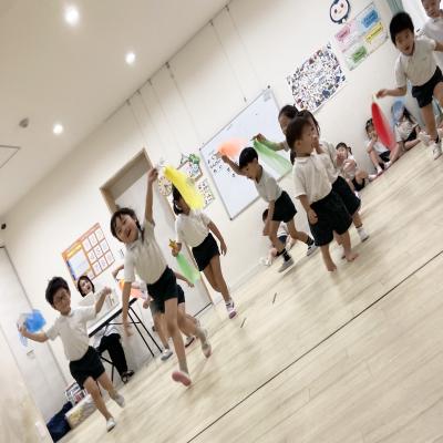 リトミックをしましたよ！ 《大阪市中央区心斎橋、長堀橋にある学べる保育園HUGキッズ、一時預かり》