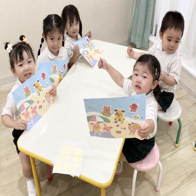シール貼りをしました！ 《大阪市中央区心斎橋、長堀橋にある学べる保育園HUGキッズ、一時預かり》