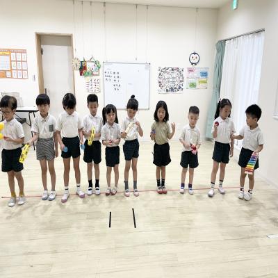 楽器遊び＆グリーティング 《大阪市中央区心斎橋、長堀橋にある学べる保育園HUGキッズ、一時預かり》