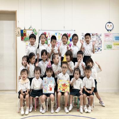 お誕生日会＆リトミックをしました！ 《大阪市中央区心斎橋、長堀橋にある学べる保育園HUGキッズ、一時預かり》