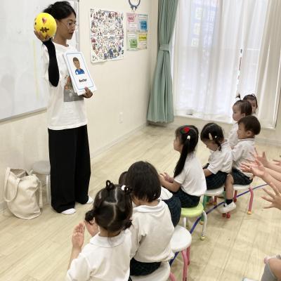 イングリッシュをしました！《大阪市中央区心斎橋、長堀橋にある学べる保育園HUGキッズ、一時預かり》