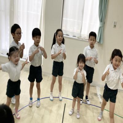 リトミックをしました。 《大阪市中央区心斎橋、長堀橋にある学べる保育園HUGキッズ、一時預かり》