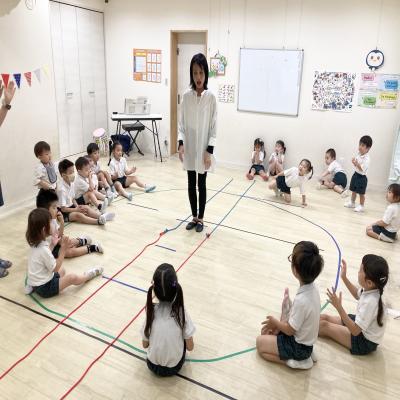 リトミック！ 《大阪市中央区心斎橋、長堀橋にある学べる保育園HUGキッズ、一時預かり》