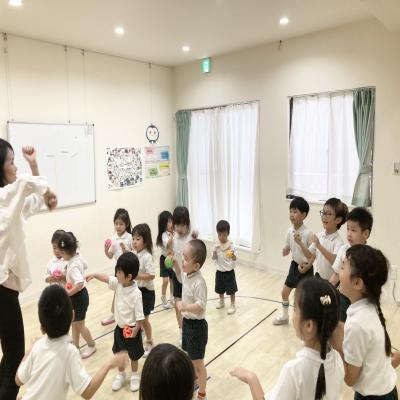 リトミックをしました！ 《大阪市中央区心斎橋、長堀橋にある学べる保育園HUGキッズ、一時預かり》
