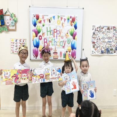 お誕生日会＆イングリッシュ！ 《大阪市中央区心斎橋、長堀橋にある学べる保育園HUGキッズ、一時預かり》