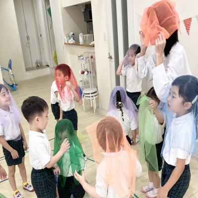 リトミック 《大阪市中央区心斎橋、長堀橋にある学べる保育園HUGキッズ、一時預かり》