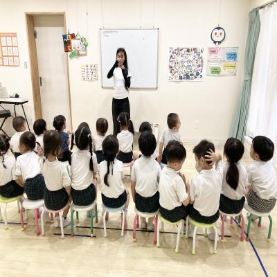 ライカ先生のイングリッシュ！ 《大阪市中央区心斎橋、長堀橋にある学べる保育園HUGキッズ、一時預かり》