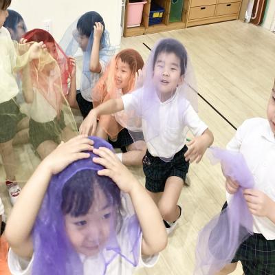 リトミックをしました！ 《大阪市中央区心斎橋、長堀橋にある学べる保育園HUGキッズ、一時預かり》