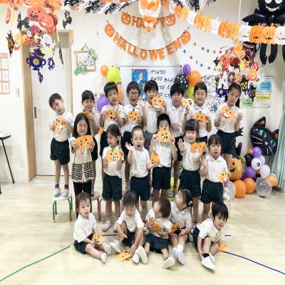 ライカ先生のイングリッシュ！ 《大阪市中央区心斎橋、長堀橋にある学べる保育園HUGキッズ、一時預かり》