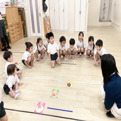 リトミックをしました。 《大阪市中央区心斎橋、長堀橋にある学べる保育園HUGキッズ、一時預かり》