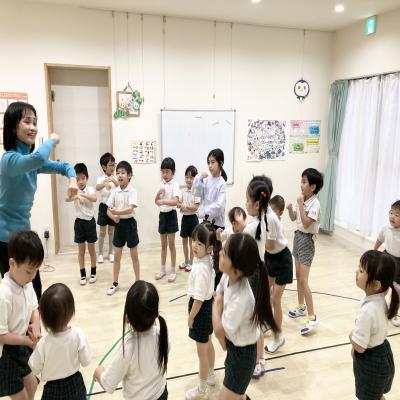 リトミックをしました！《大阪市中央区心斎橋、長堀橋にある学べる保育園HUGキッズ、一時預かり》