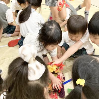 リトミックをしました。 《大阪市中央区心斎橋、長堀橋にある学べる保育園HUGキッズ、一時預かり》