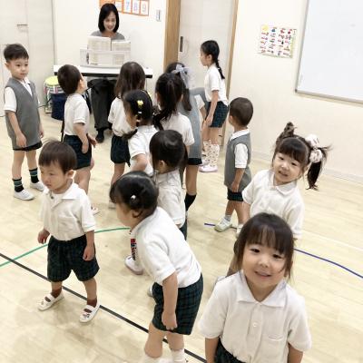 リトミック！ 《大阪市中央区心斎橋、長堀橋にある学べる保育園HUGキッズ、一時預かり》