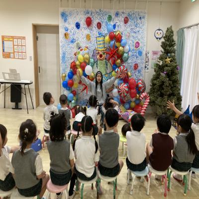 英語とクリスマスツリー飾り付け⭐︎《大阪市中央区長堀橋、心斎橋にある学べる保育園》