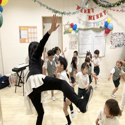 リトミックをしました。《大阪市中央区心斎橋、長堀橋にある学べる保育園HUGキッズ、一時預かり》
