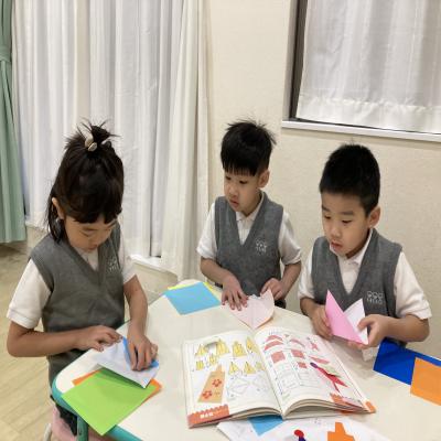 絵画をしました。《大阪市中央区心斎橋、長堀橋にある学べる保育園》