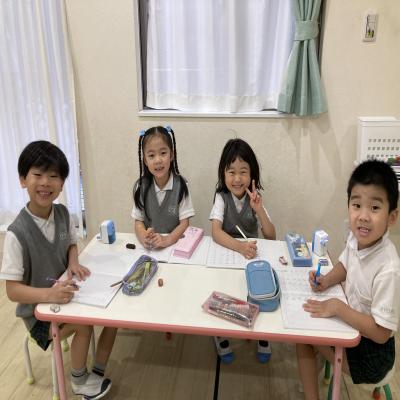 形合わせ＆お絵描き＆絵日記をしました！ 《大阪市中央区心斎橋、長堀橋にある学べる保育園HUGキッズ、一時預かり》