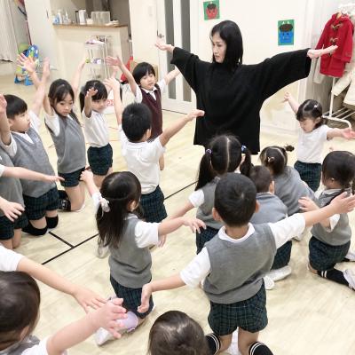 リトミックをしました！ 《大阪市中央区心斎橋、長堀橋にある学べる保育園HUGキッズ、一時預かり》
