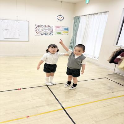 曲に合わせてダンスをしました！《大阪市中央区心斎橋、長堀橋にある学べる保育園HUGキッズ、一時預かり》