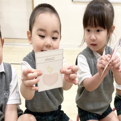 ライカ先生のイングリッシュ！ 《大阪市中央区心斎橋、長堀橋にある学べる保育園HUGキッズ、一時預かり》