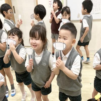 リトミックをしました！ 《大阪市中央区心斎橋、長堀橋にある学べる保育園HUGキッズ、一時預かり》