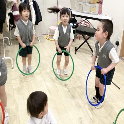 リトミック！ 《大阪市中央区心斎橋、長堀橋にある学べる保育園HUGキッズ、一時預かり》
