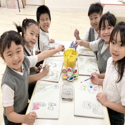 絵画をしました。 《大阪市中央区心斎橋、長堀橋にある学べる保育園HUGキッズ、一時預かり》