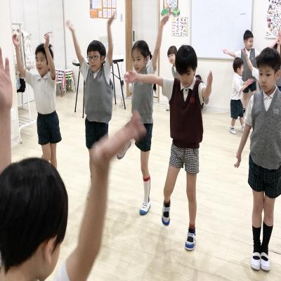 リトミック！ 《大阪市中央区心斎橋、長堀橋にある学べる保育園HUGキッズ、一時預かり》