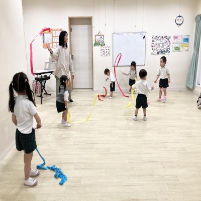 リトミックをしました！ 《大阪市中央区心斎橋、長堀橋にある学べる保育園HUGキッズ、一時預かり》