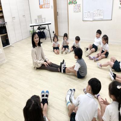 リトミックをしました！《大阪市中央区心斎橋、長堀橋にある学べる保育園HUGキッズ、一時預かり》