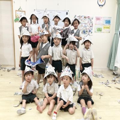 新聞あそびをしました！ 《大阪市中央区心斎橋、長堀橋にある学べる保育園HUGキッズ、一時預かり》